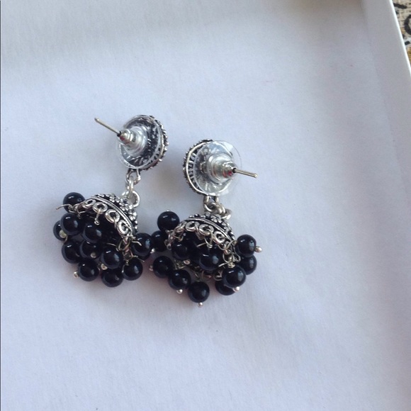 Oxidized silver black bead Indian earrings - Picture 3 of 3